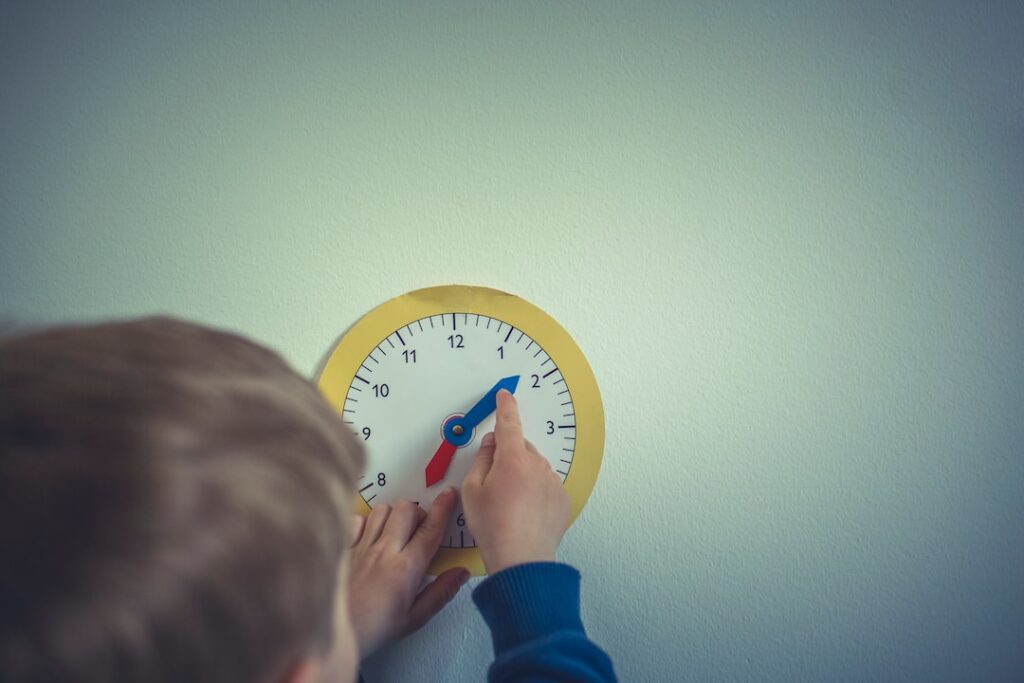 Child learning to tell time on clock.